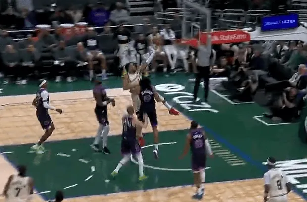 沙特杯-字母哥突破上篮打进，雄鹿打出一波10-0追到20分以内