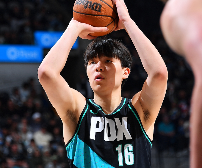 沙特电竞世界杯官网-杨瀚森复出2+1！开拓者惨败难阻黄蜂17战14胜 米勒26+8+6三分